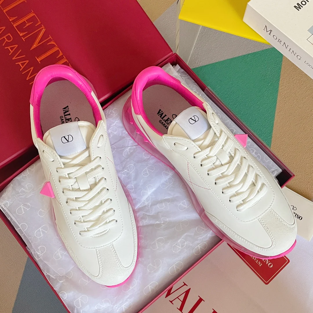 Valentino - Спортивные повседневные туфли с заклепками - Серия с заклепками по всей поверхности - Модель на воздушной подушке - Парный стиль - Розовая отделка