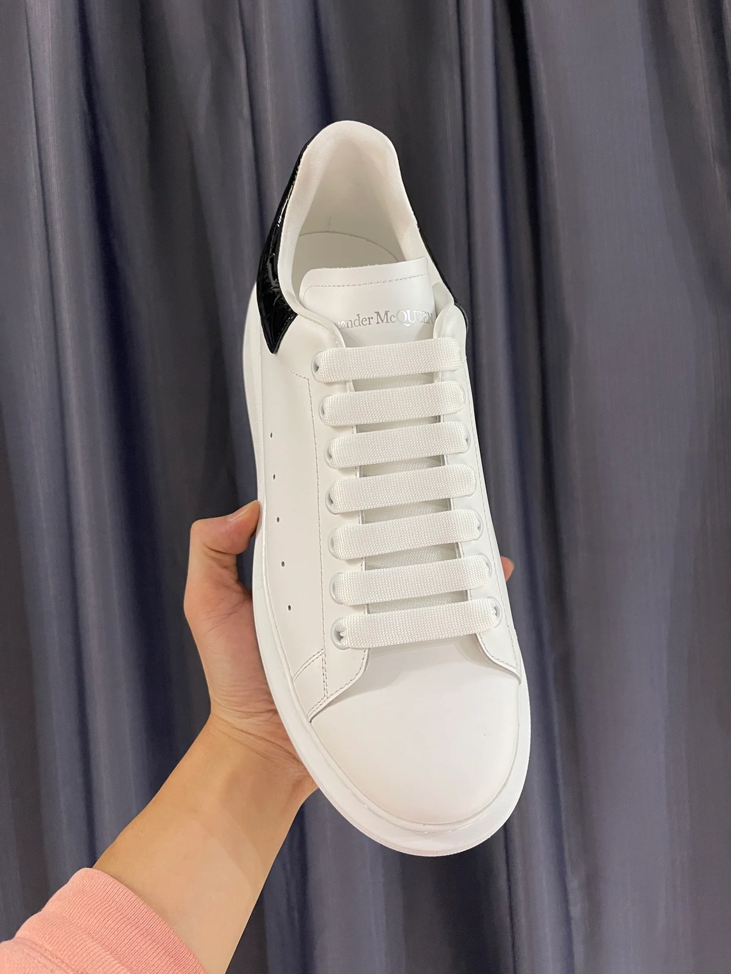Классические белые кроссовки McQueen - Black Tail