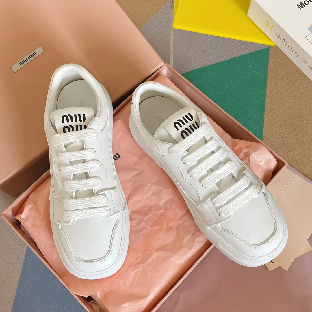 Новые поступления коллекции Miu Miu весна/лето 2023 - Ретро-кроссовки в стиле ?грязные штаны? - Белые кроссовки на платформе