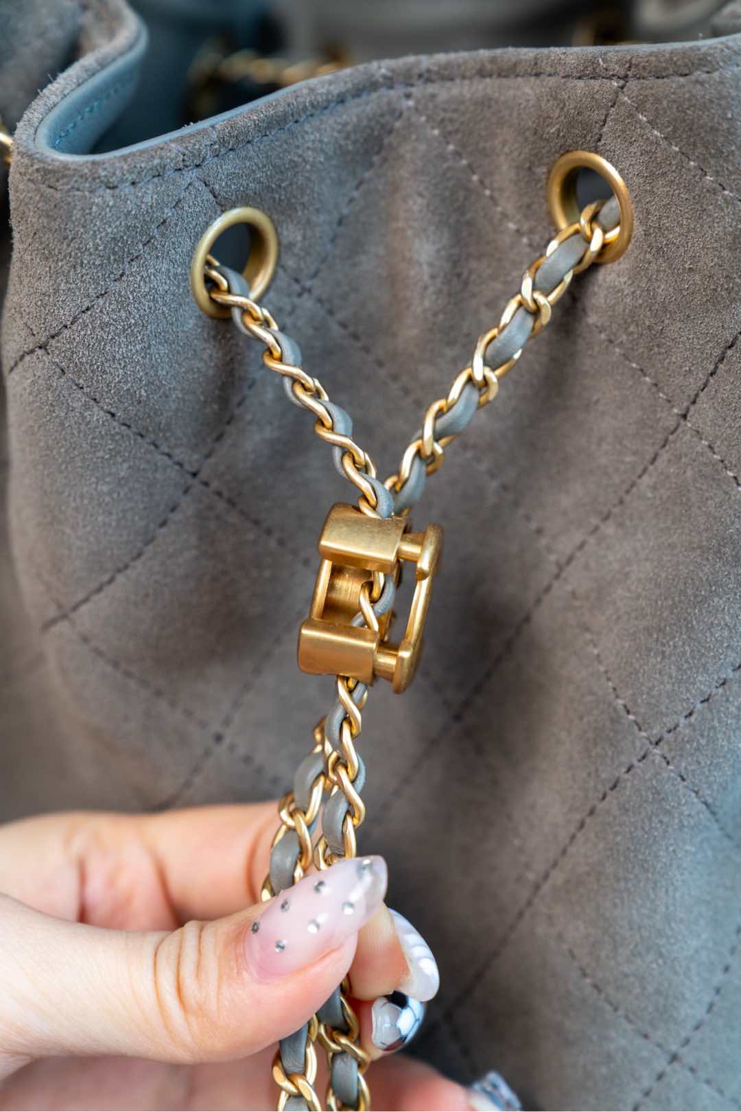 Сумка-хобо Chanel с завязками, замша, серая.