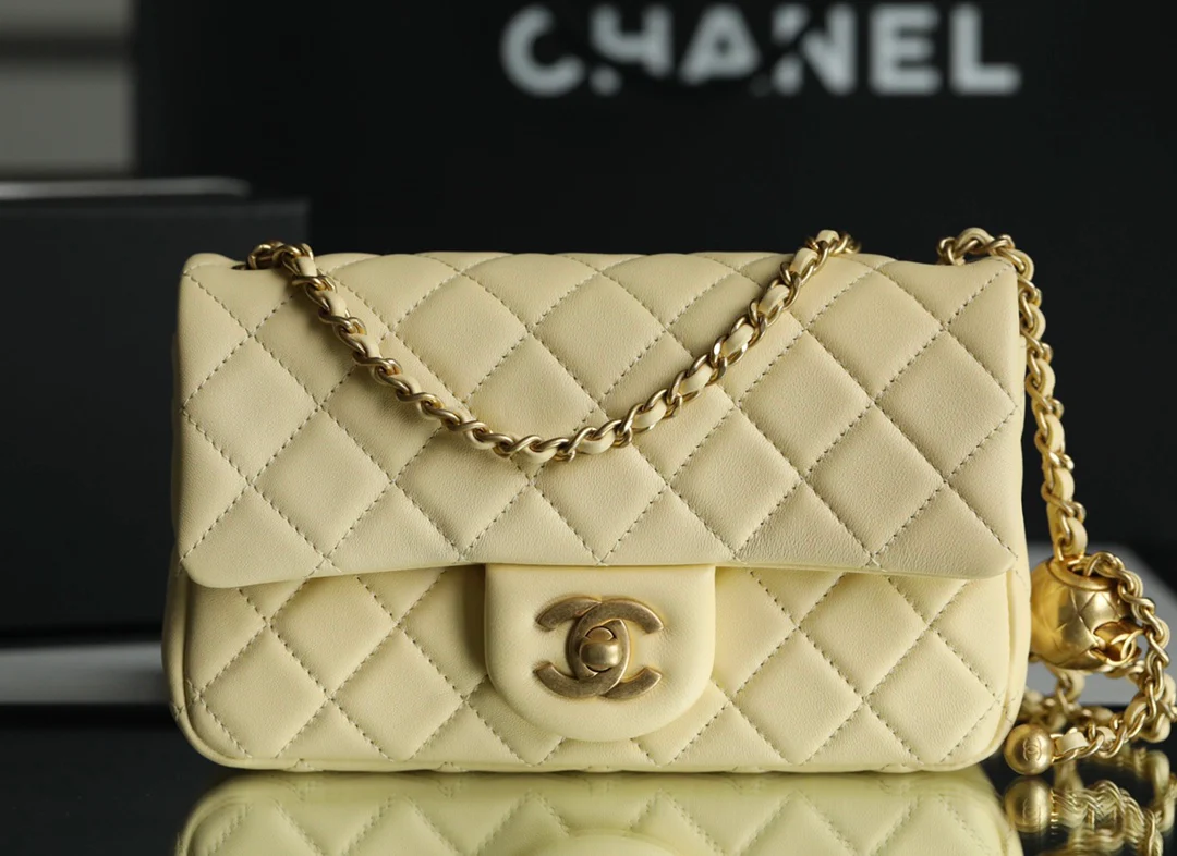 Chanel - Золотая сумка-клатч CF Flap Bag - Мини-версия в форме куриного желтка