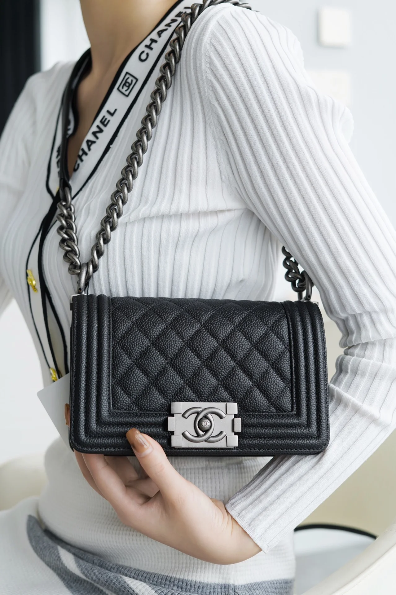 Коллекция Chanel Le Boy - Черная кожа личи, винтажная серебряная пряжка - 20 см