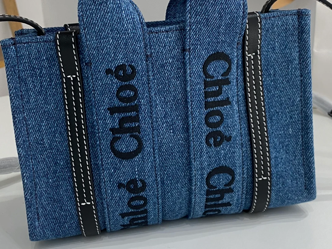 Новинка весны 2023 года от Chloe - Сумка-тоут Woody - Джинсово-синяя - Мини