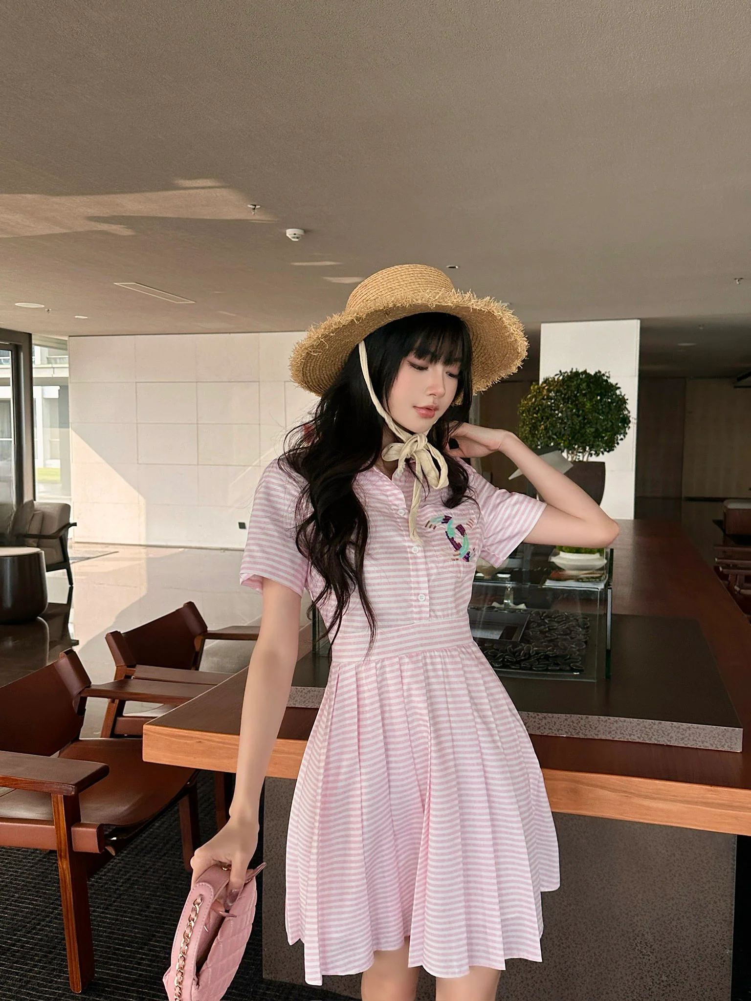 Платье Chanel 2403 с воротником, украшенным множеством пайеток, и короткими рукавами - розовое.