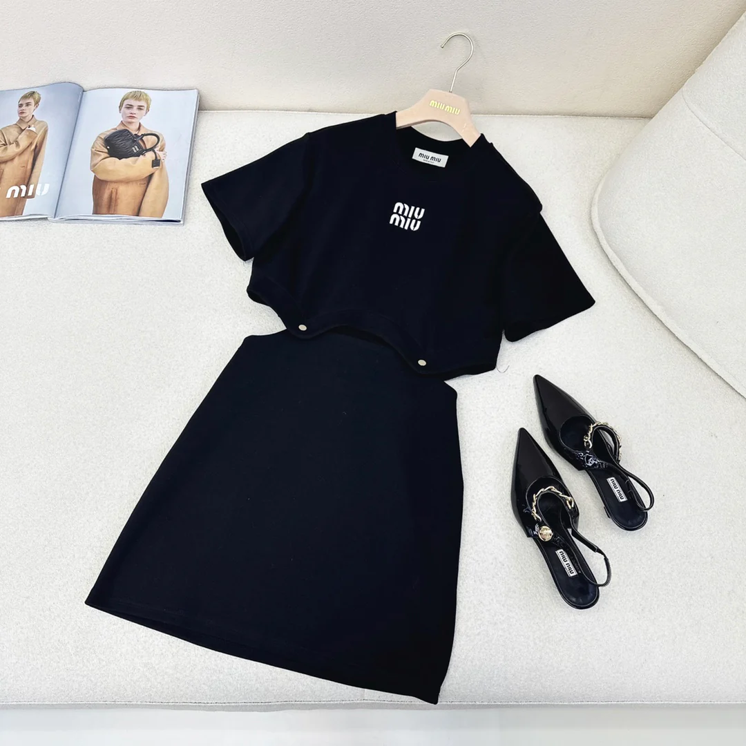 Miu Miu - 2404-24ss Весна/Лето Новинка Укороченное платье с короткими рукавами, которое можно носить как в сложенном, так и в раскладном виде - Черное