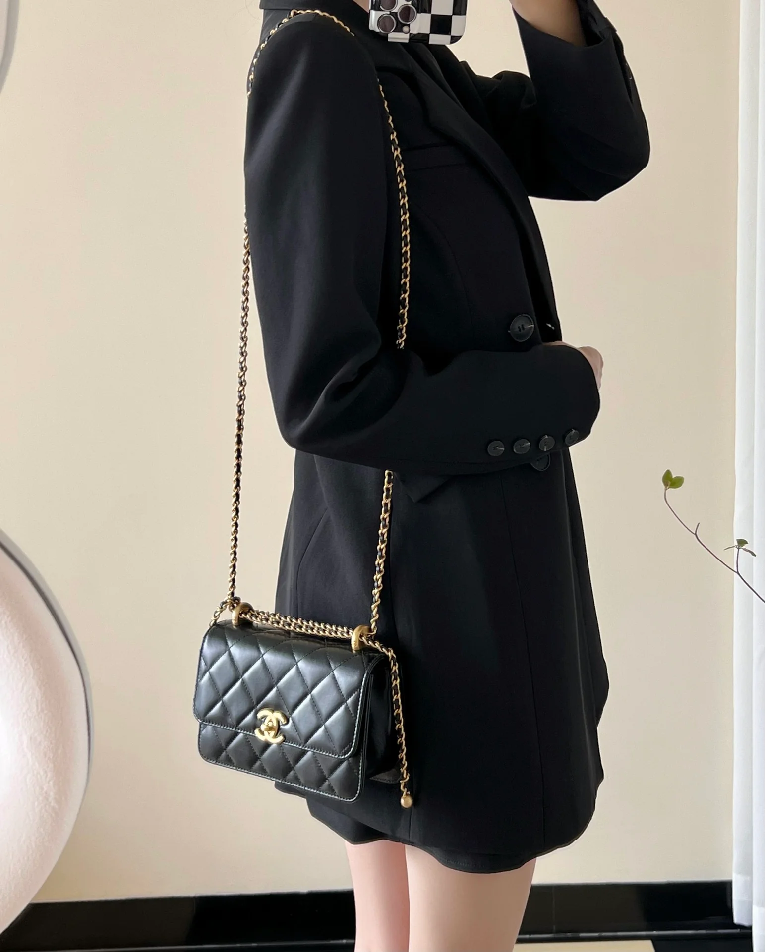 Маленькая черная сумка Chanel 24c с двойным золотым бисером и клапаном.