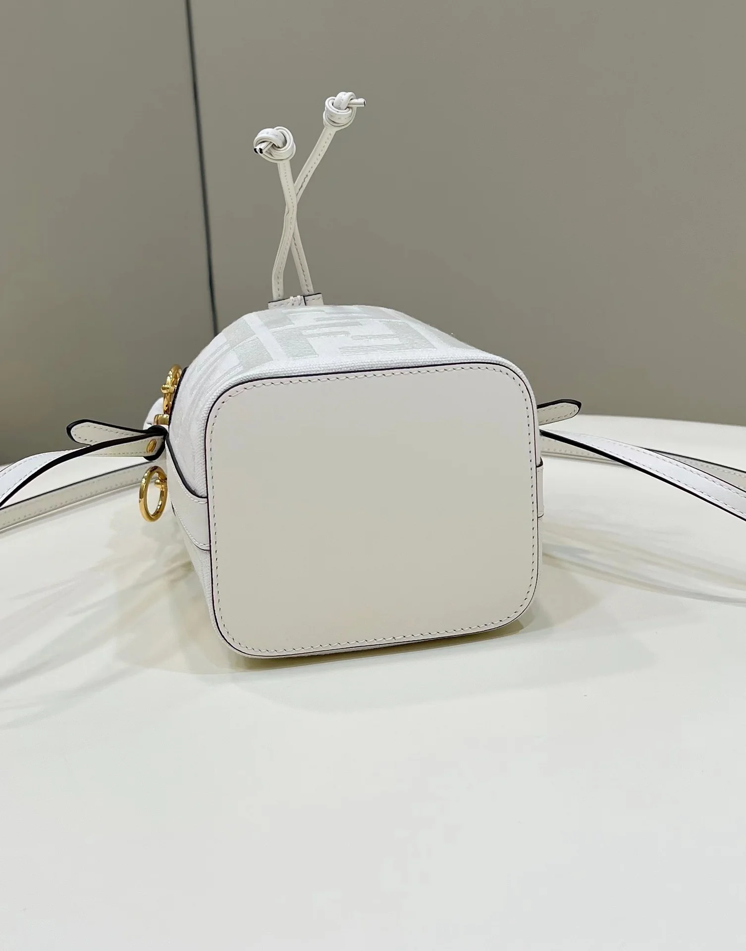 Сумка-ведро Fendi - канвас, вязаная ручка, джинсовая ткань, белая