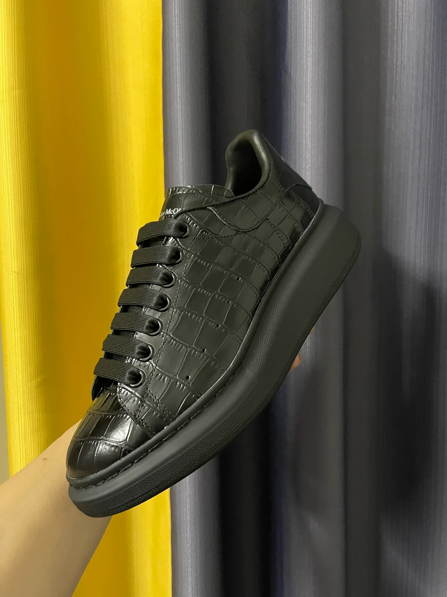 Классические белые кроссовки McQueen - унисекс - с черным крокодиловым рисунком