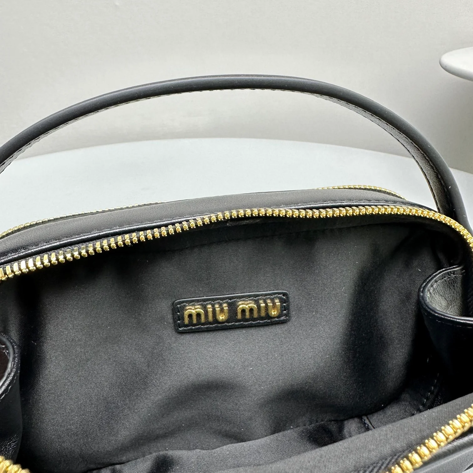 Сумка/кроссбоди для фотоаппарата Miu Miu из осенне-зимней коллекции - полностью кожаная, черная.