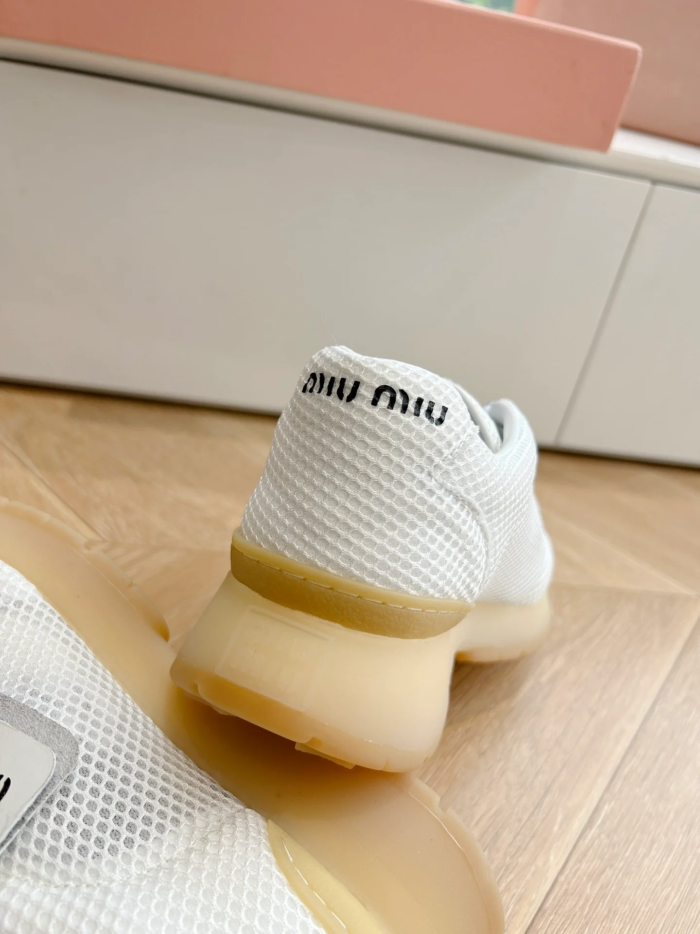 Дышащие повседневные туфли Miu Miu 2024 - белые