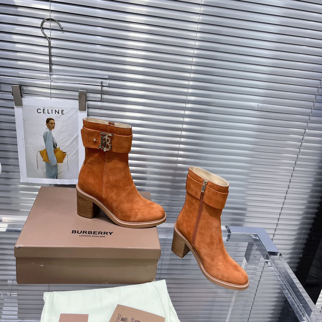Коллекция Burberry осень/зима 2022 — Ботильоны на массивном каблуке