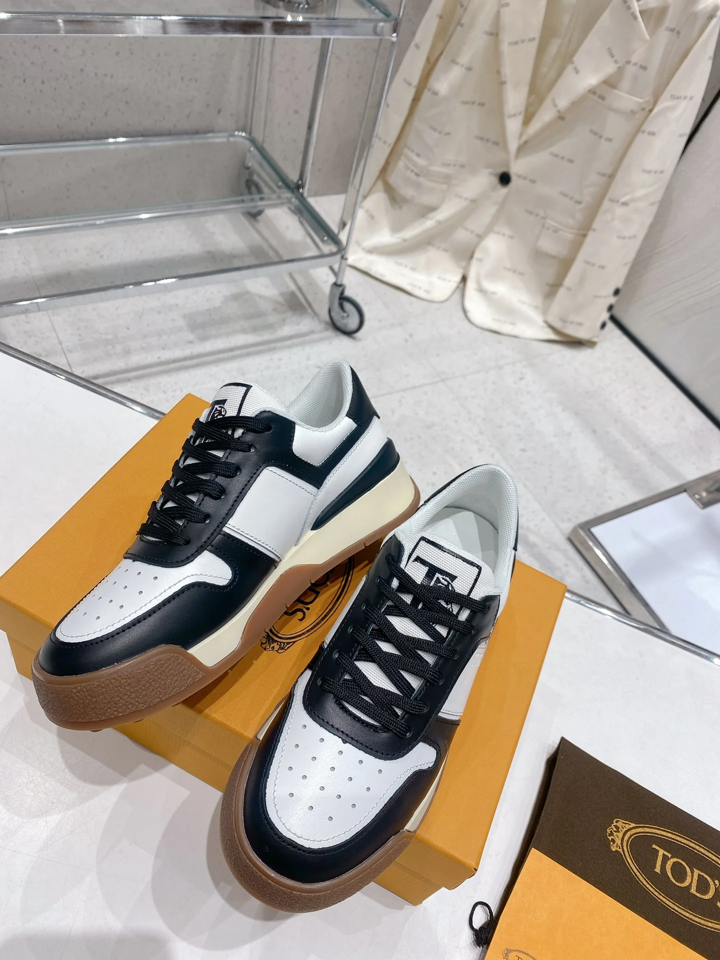 Весенняя коллекция Tods 2023 — Повседневная обувь — Парная модель — Коричневая подошва с черной отделкой