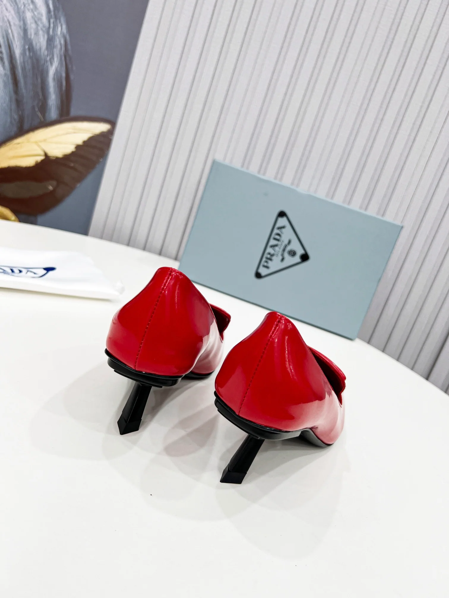 Новинка сезона весна/лето 2022 от Prada — туфли на невысоком каблуке с острым носком.