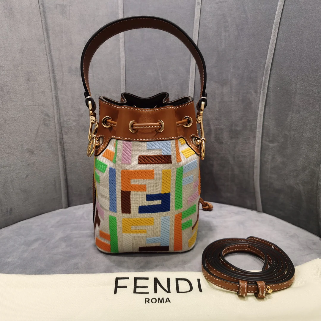 Мини-сумка-ведро Fendi Mon Tresor из радужной канвасной ткани