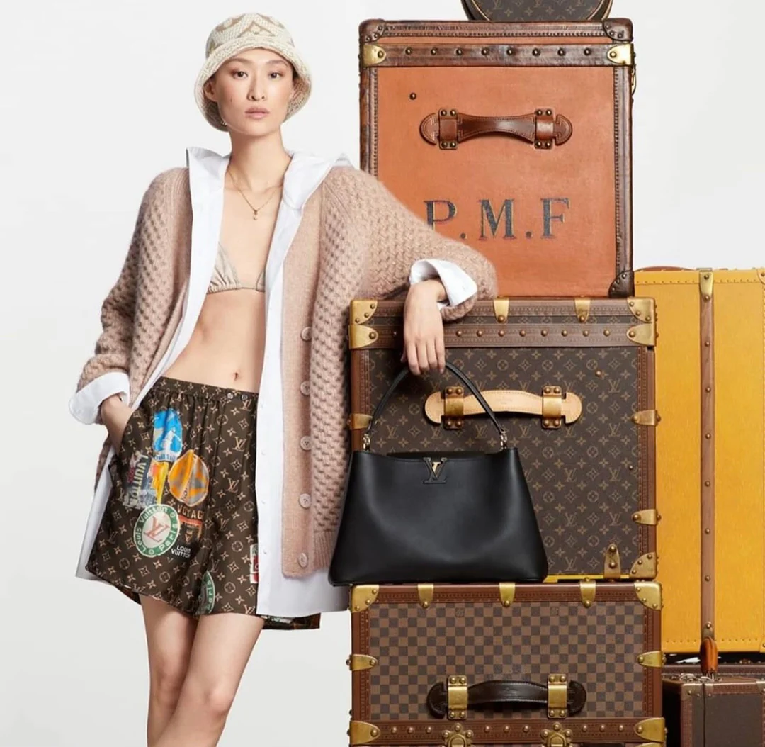 m24067-LV-Большая сумка Capucines, черная с золотой фурнитурой