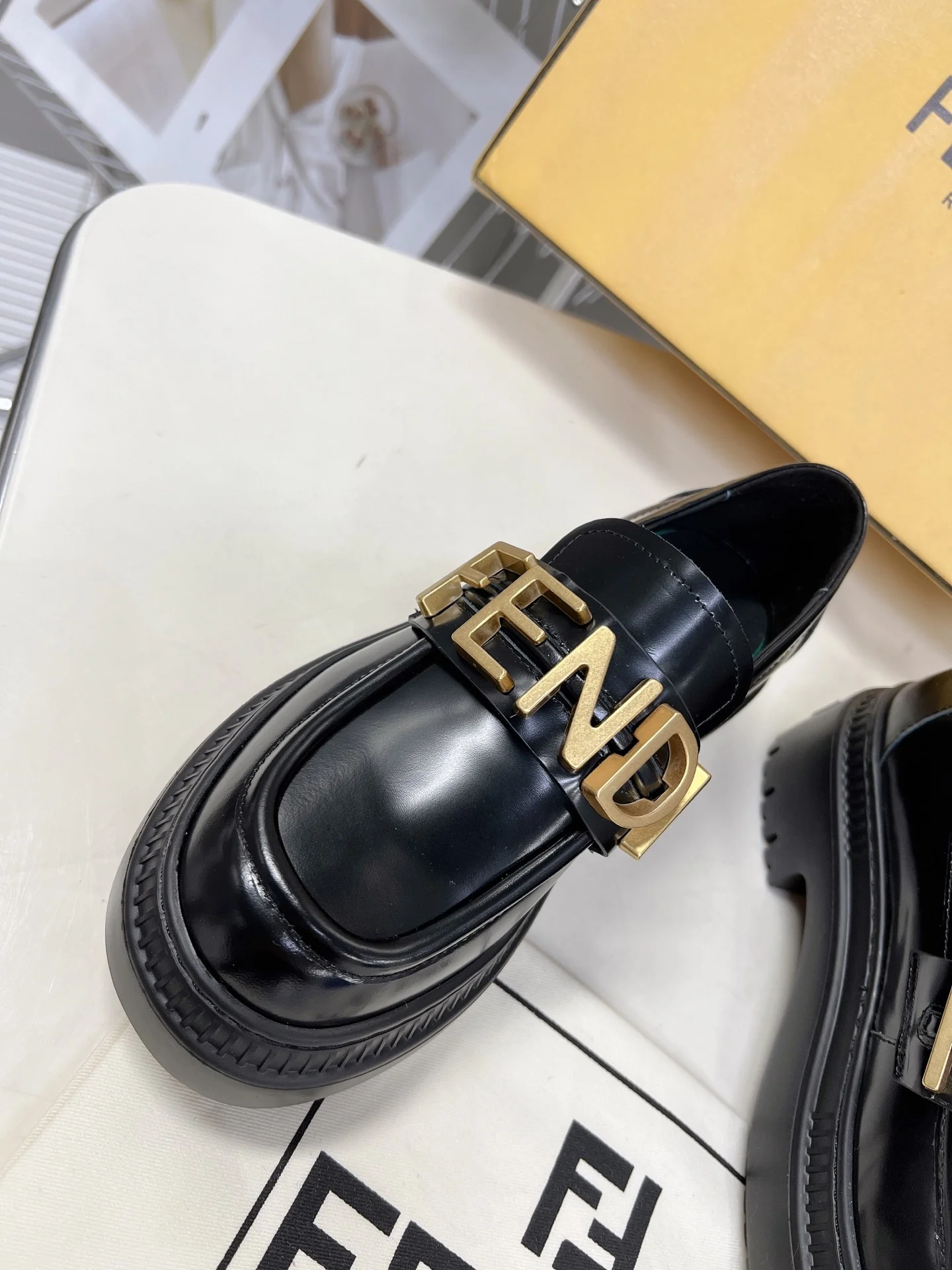 Новинка весны 2022 года от Fendi - туфли Letter Afro - черные.