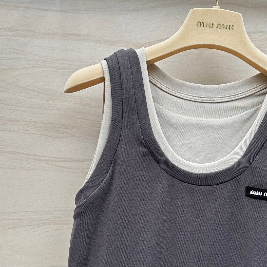 Новинка сезона весна/лето 2024 от Miu Miu: многослойный, культовый универсальный жилет — серый.