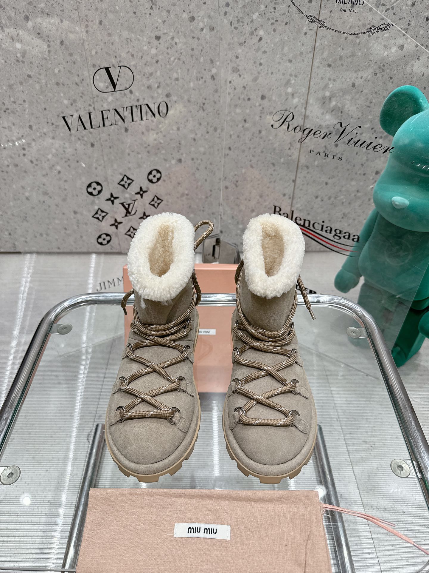 Декоративные ботинки на шнуровке Miu Miu 2024 — цвет ?Молочный чай?