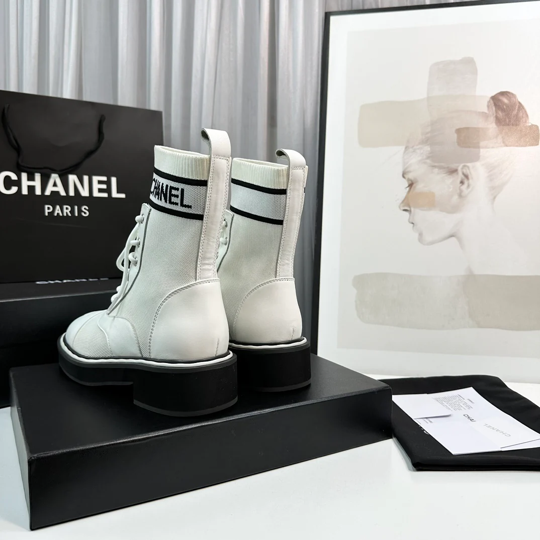 Новинка сезона осень/зима 2023 от Chanel - Ботильоны-носки - Белые