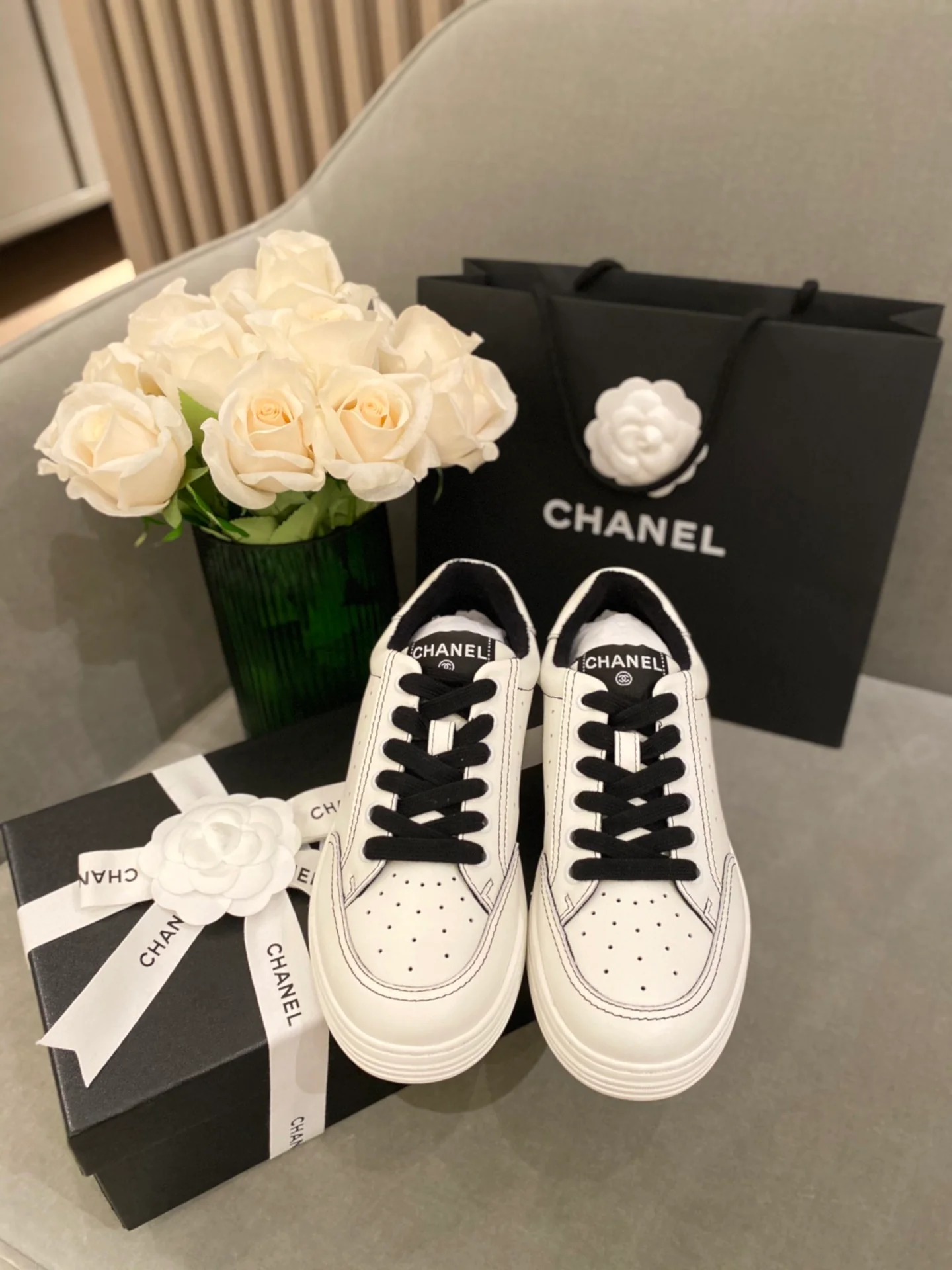 Белые кроссовки Chanel