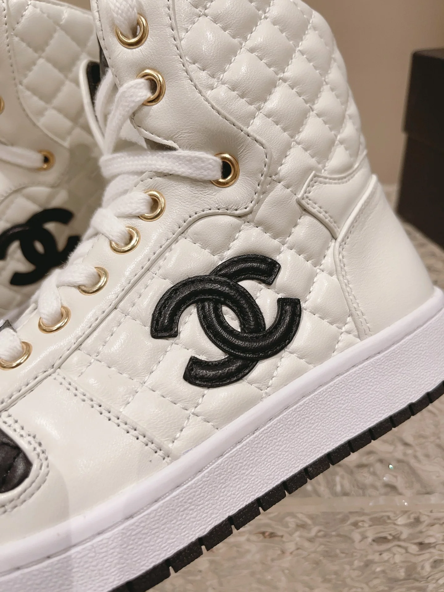 Высокие кроссовки Chanel - белые с ромбовидным узором