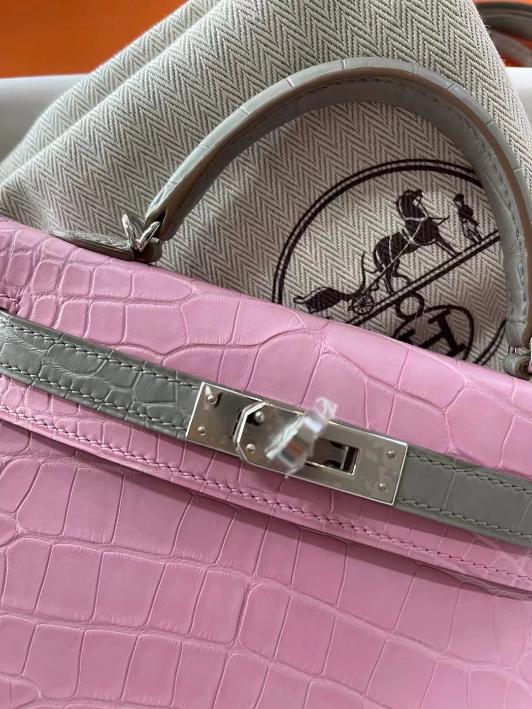 Миниатюрная монета Hermes Kelly 2-го поколения, 5 пенсов, розовая и жемчужно-серая, с серебряными пряжками.