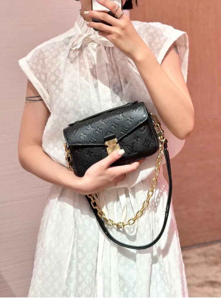 m46595-LV-pochette-metis-east-west-black