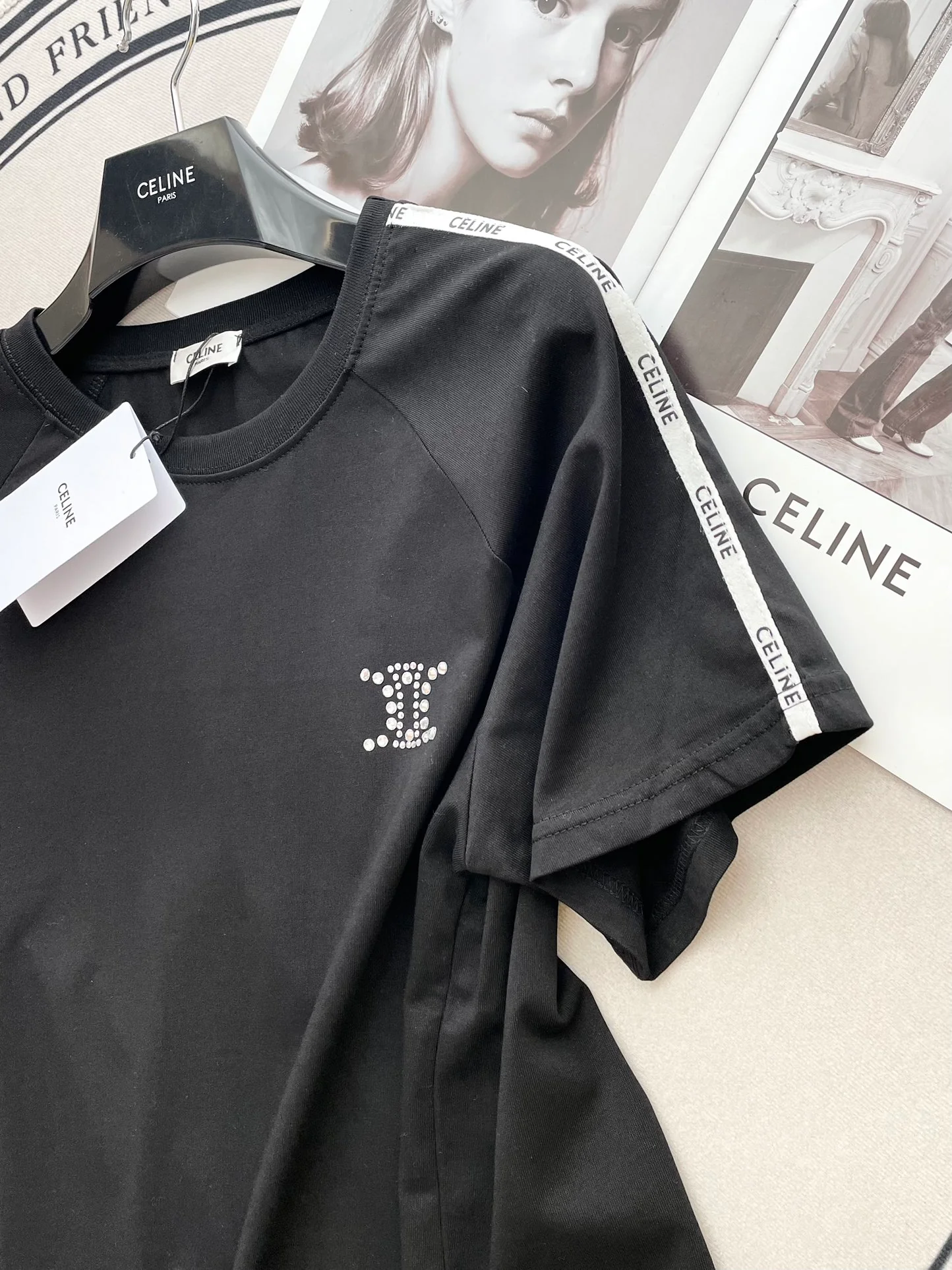 Футболка Celine 2404 с коротким рукавом и узором ?Триумфальная арка?, украшенная стразами, свободного кроя, черная.