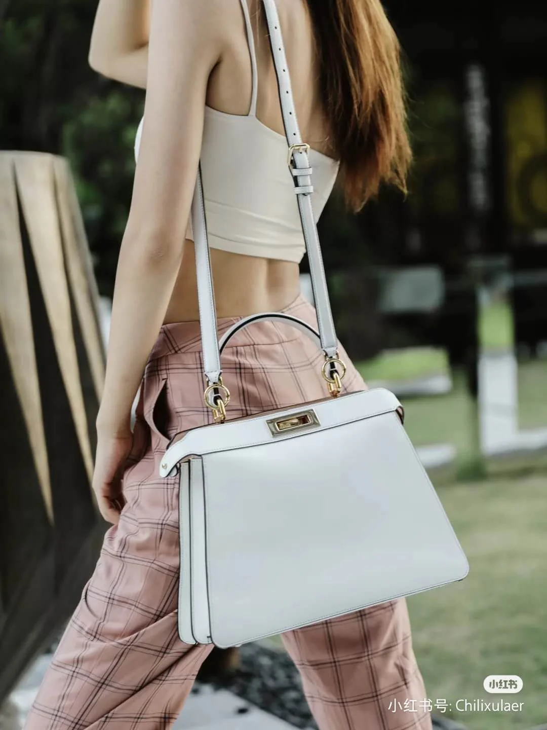 Белая кожаная сумка Fendi Peekaboo i Seey среднего размера