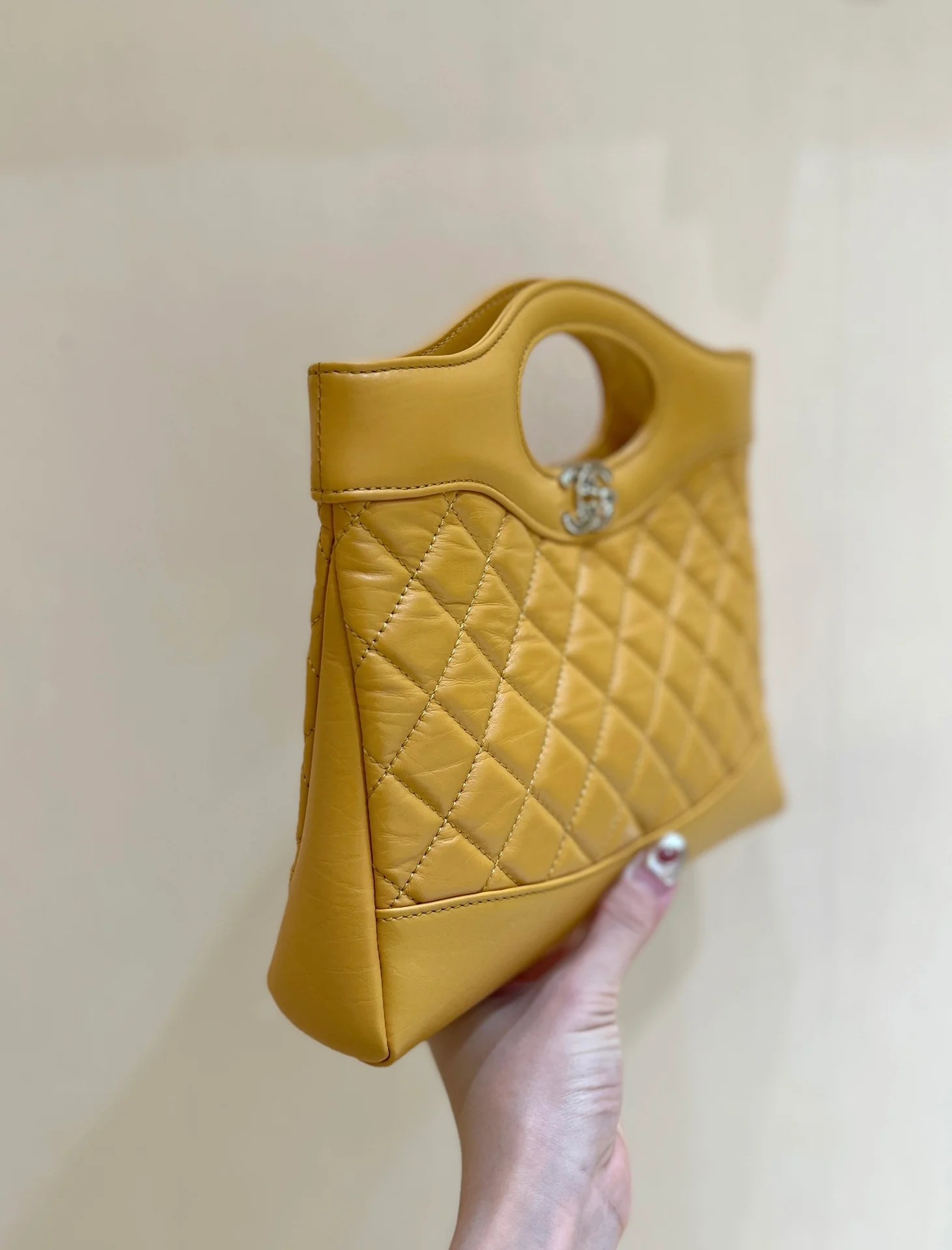 Коллекция Chanel Pre-Fall 2023 - сумка 31 - желтая - мини