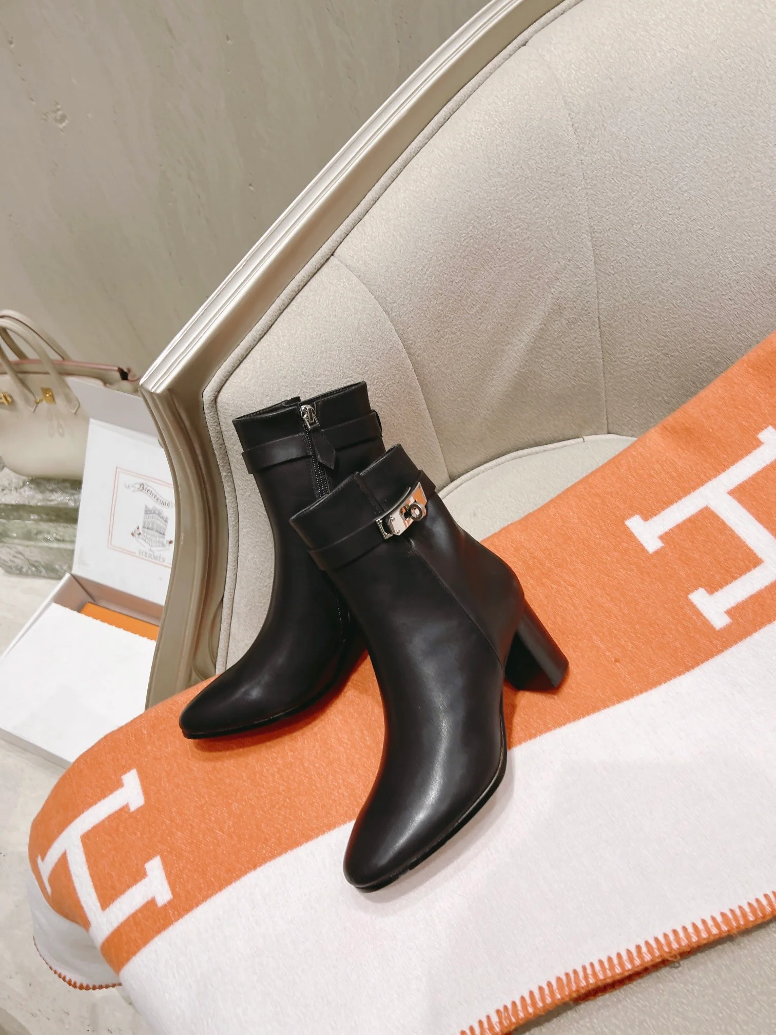 Пряжка Hermes Kelly - Ботильоны Saint Germain - черные