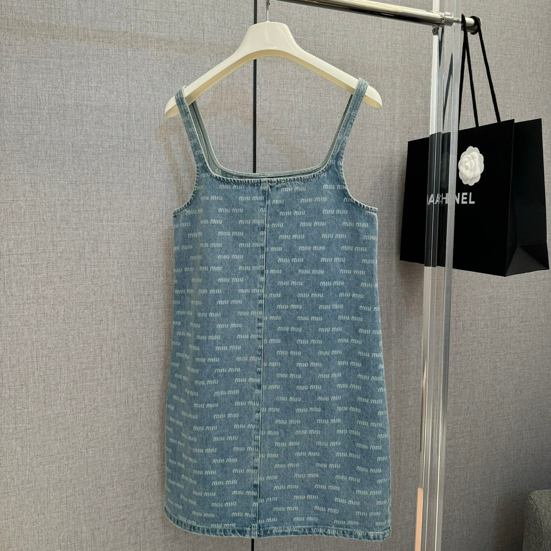 Miu Miu - Коллекция весна/лето 2404-24: Новинка: джинсовый комбинезон-платье в стиле ретро с логотипом.