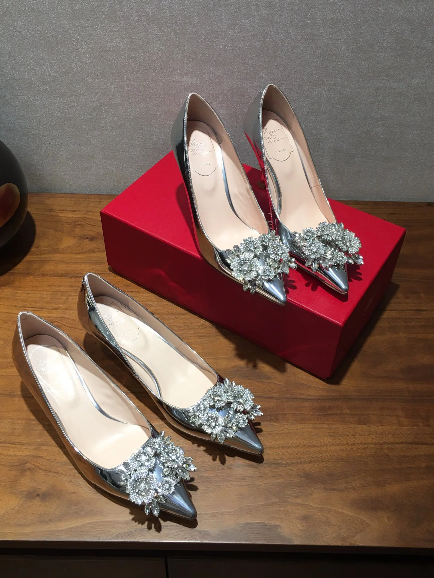 Туфли RV - туфли на высоком каблуке с острым носком и бриллиантовой пряжкой - серебристые