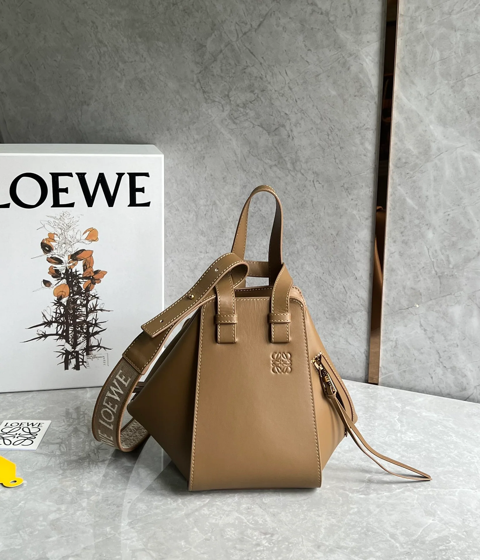 Сумка-гамак Loewe из монохромной глянцевой атласной коллекции - цвет кофе
