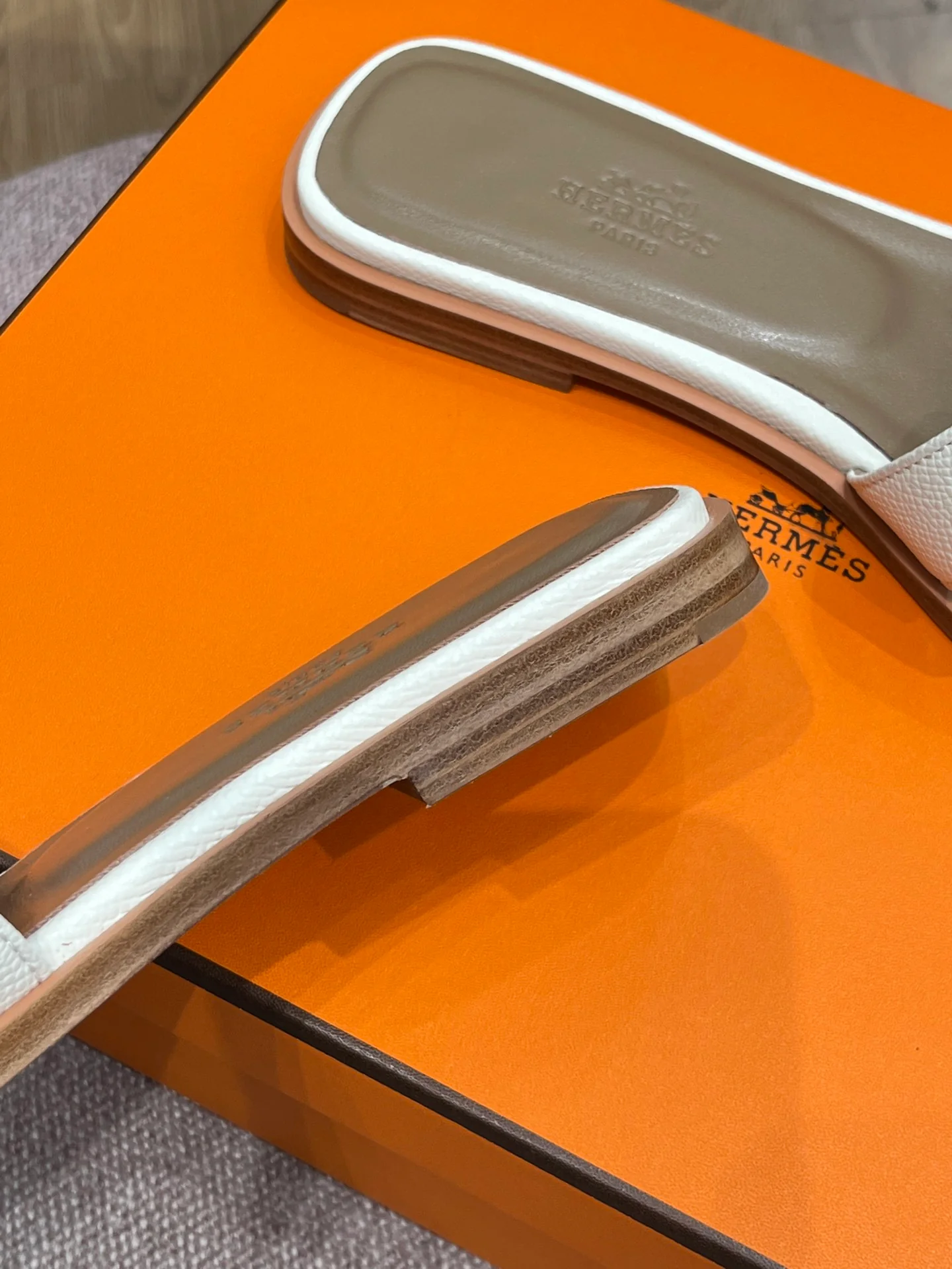 Новинка сезона весна/лето 2022 от Hermes - плоские тапочки H - 1