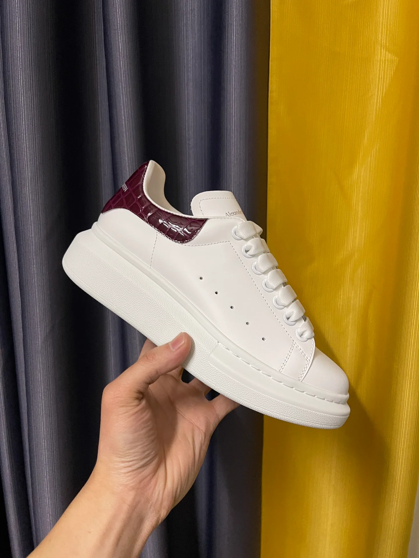 Классические белые кроссовки McQueen - унисекс - фиолетово-красная лакированная кожа, каблук с текстурой под камень.