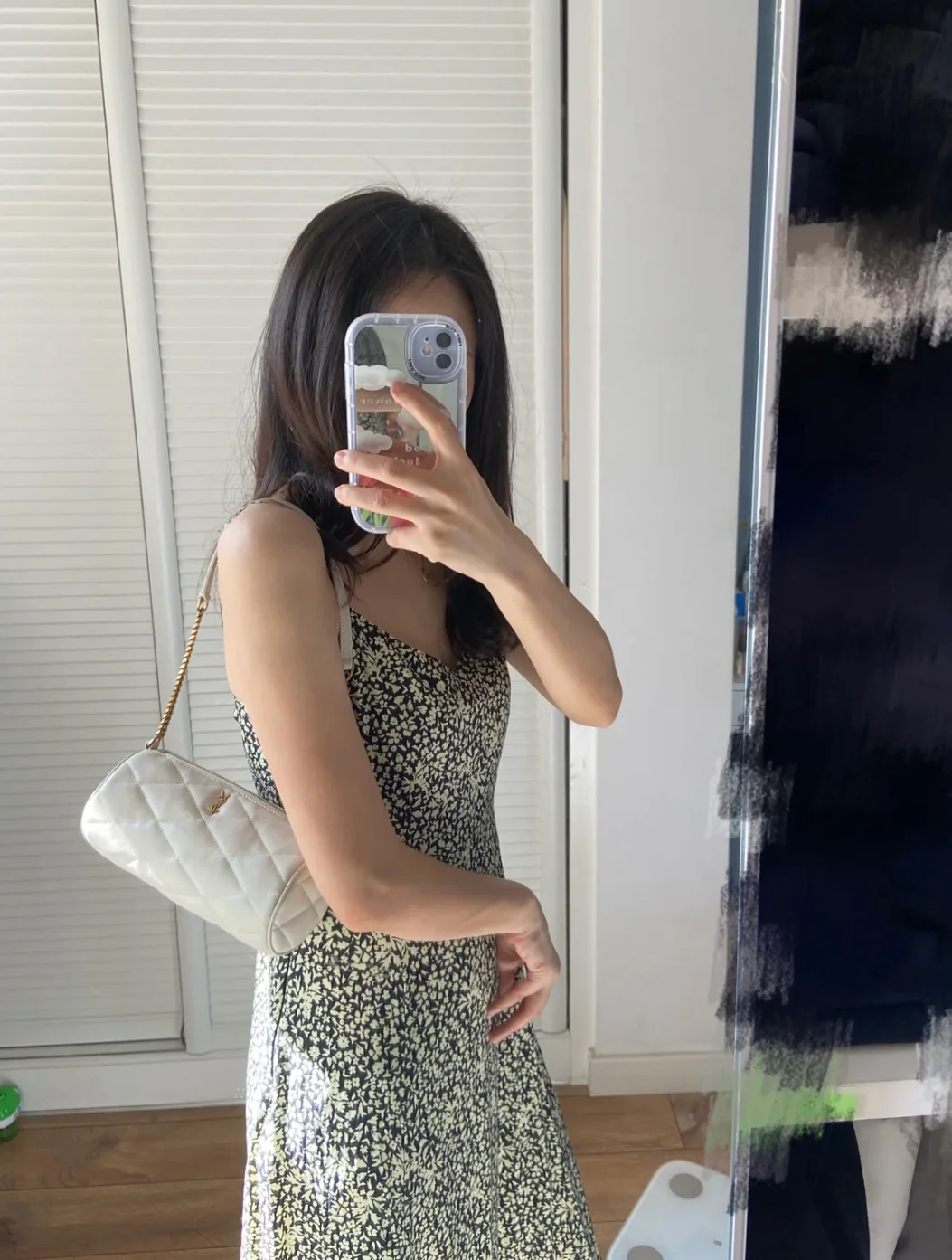 Маленькая цилиндрическая сумка YSL Sade - белая - на фото.