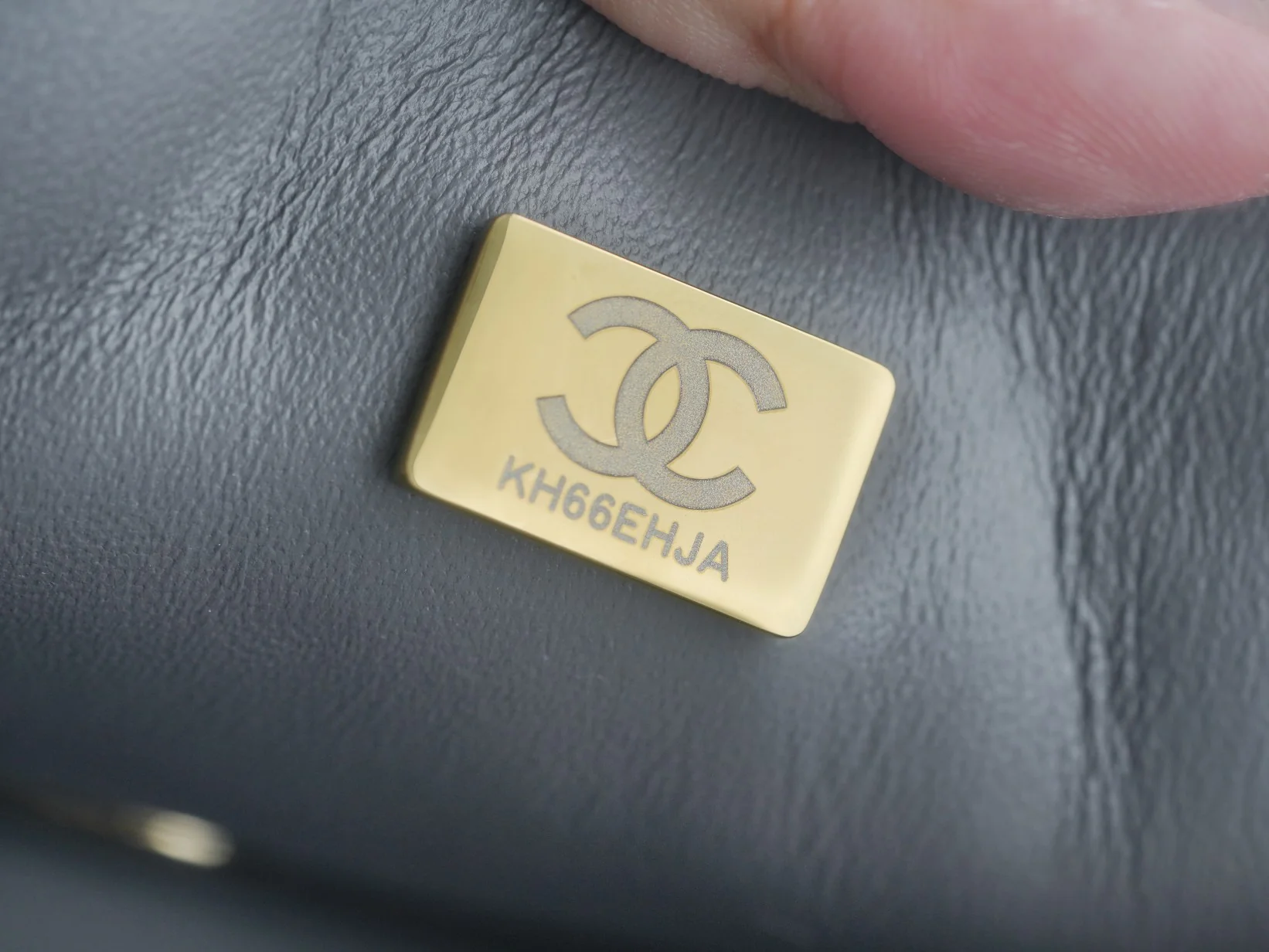 Часы Chanel CF Square Fat Man - 18 см - темно-серые, из овечьей кожи, со светло-золотистой пряжкой.