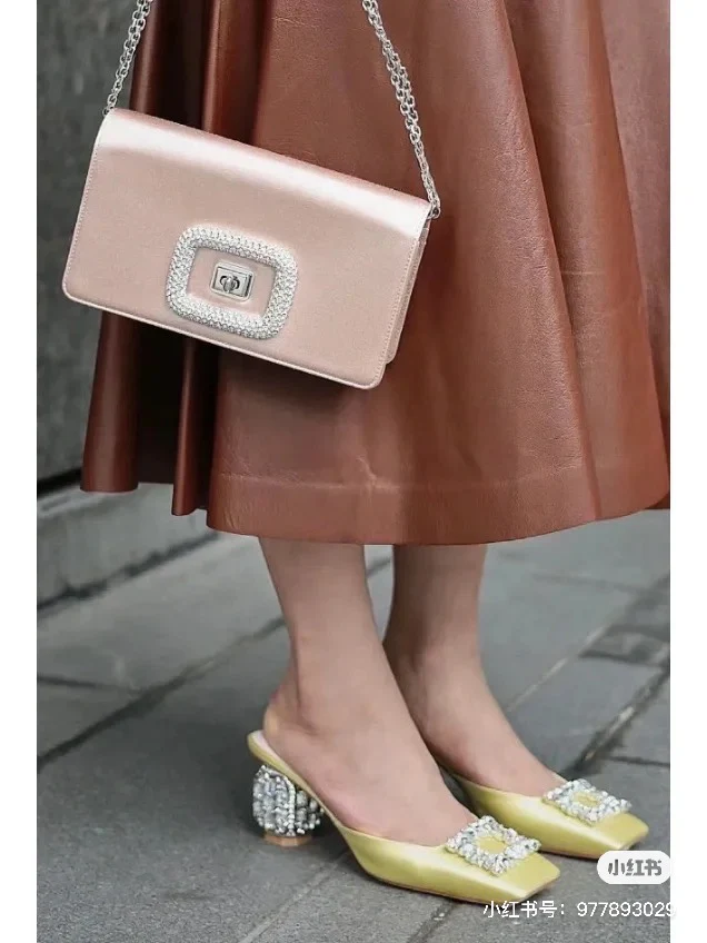 Обувь RV - Новинка сезона осень/зима 2022 - Мюли на низком каблуке - Фотографии в образе