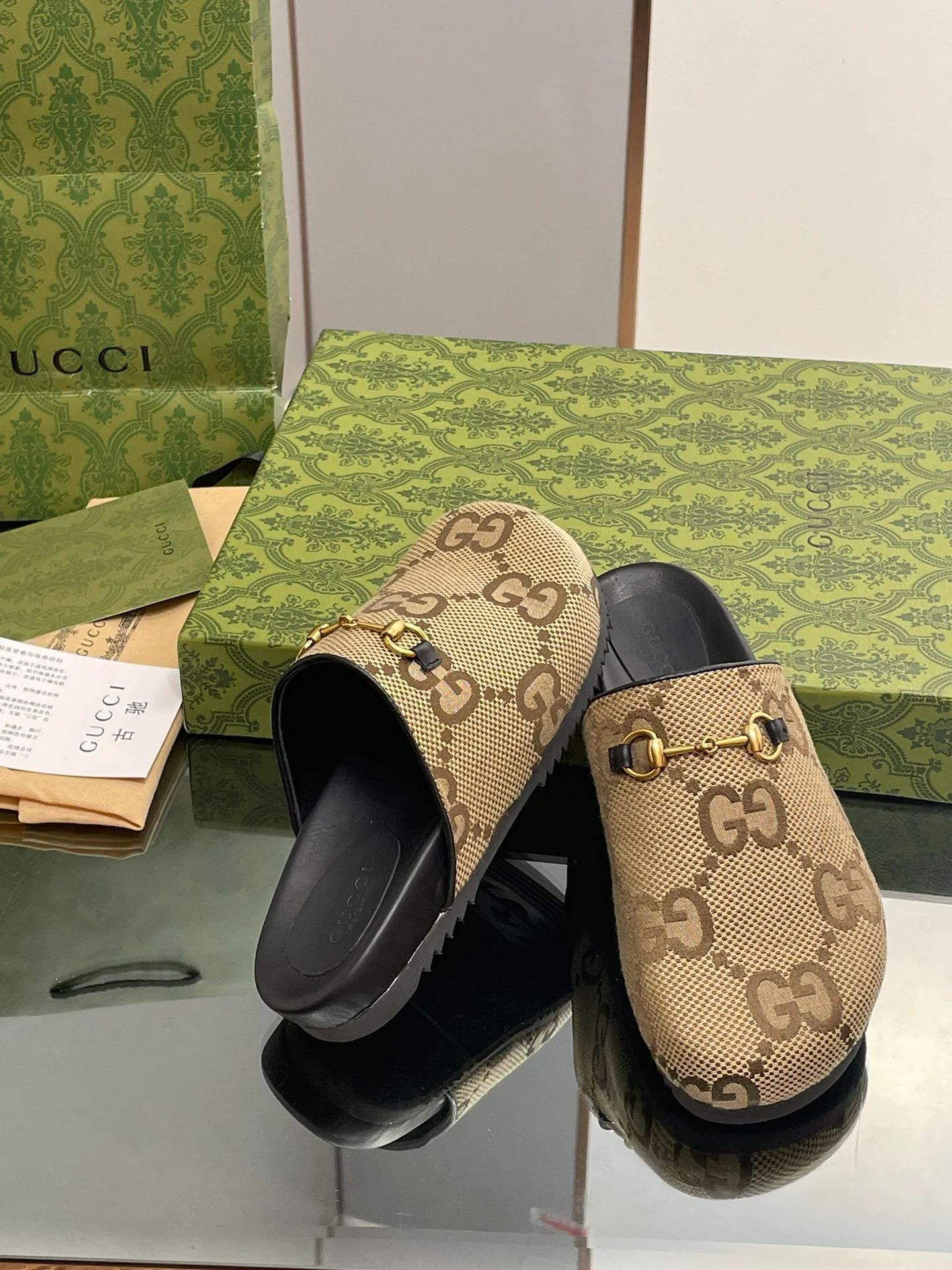 Новые поступления Gucci сезона начало осени 2023 — Мюли — Закрытые тапочки — Унисекс — Монограммная канва