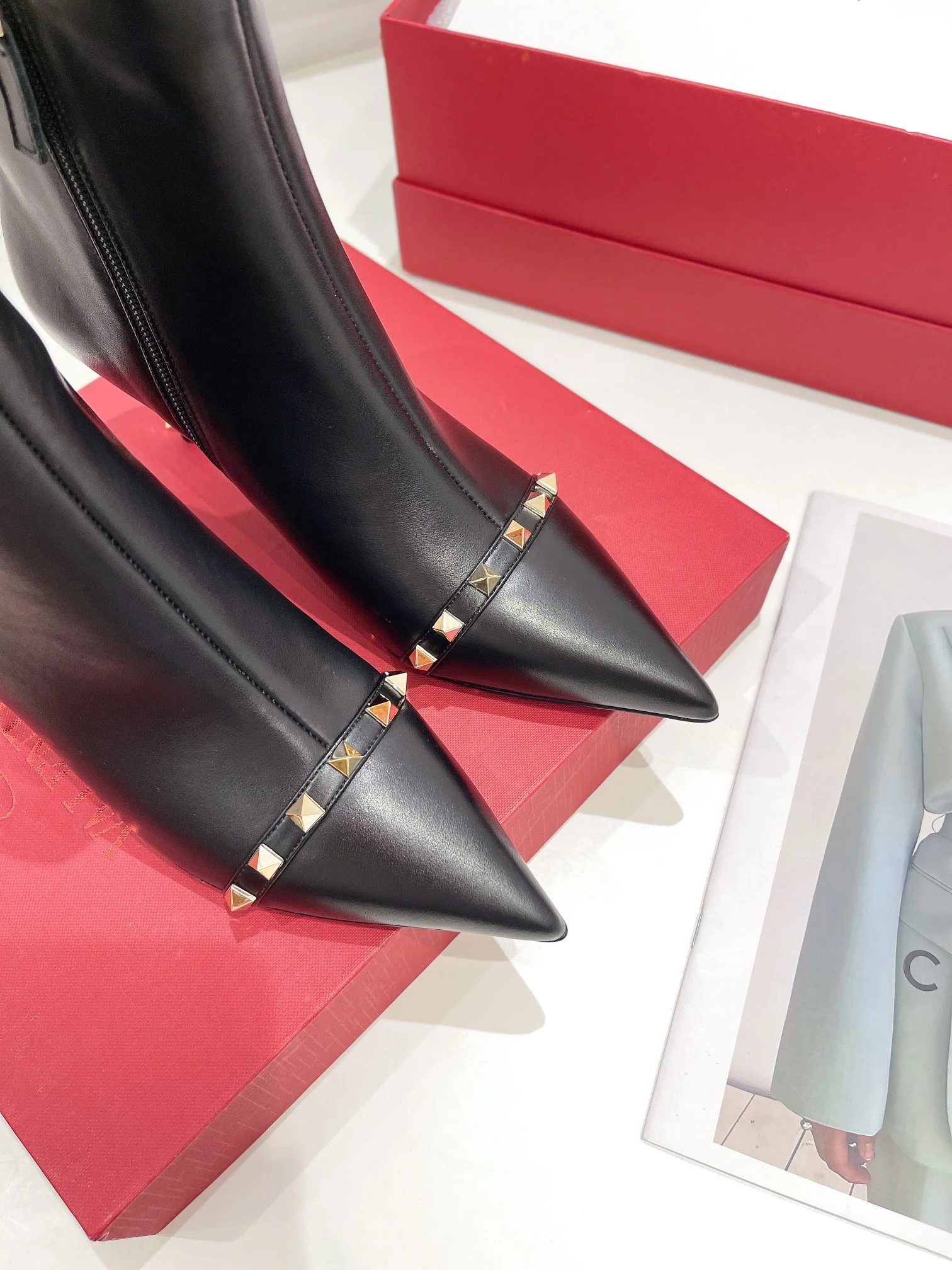 Новинка сезона осень/зима 2022 от Valentino — ботильоны с заклепками.