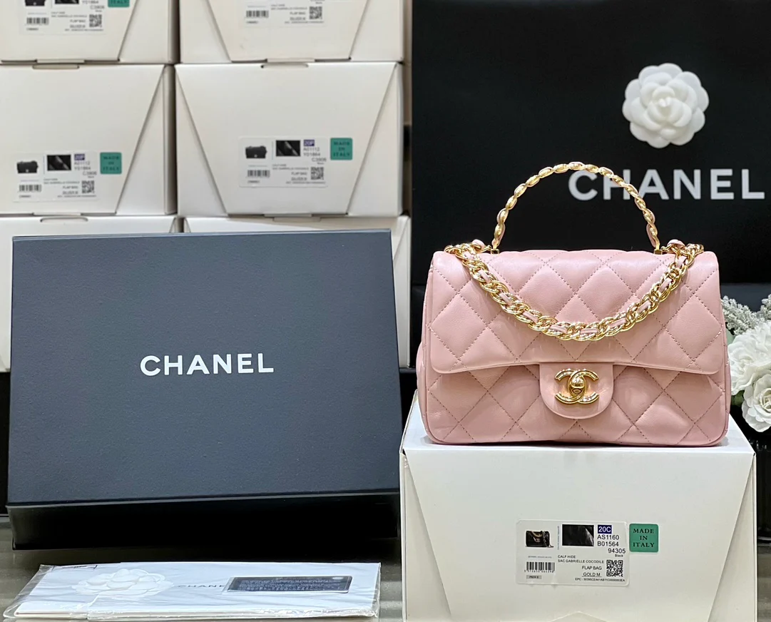 Новинка сезона весна/лето 2023 от Chanel - сумка из овечьей кожи CF - розовая.