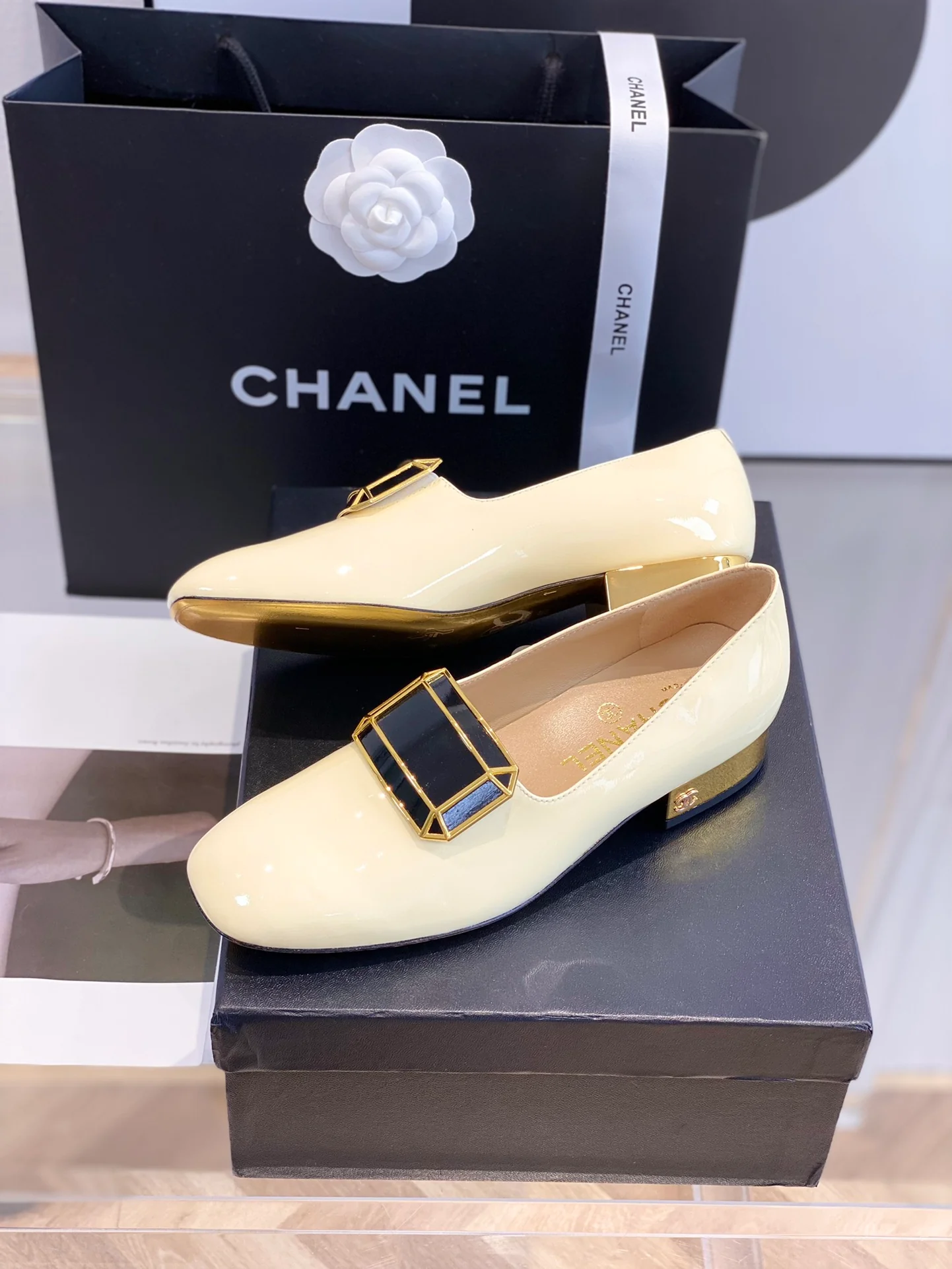 Chanel - Лоферы с пряжкой, украшенной драгоценными камнями