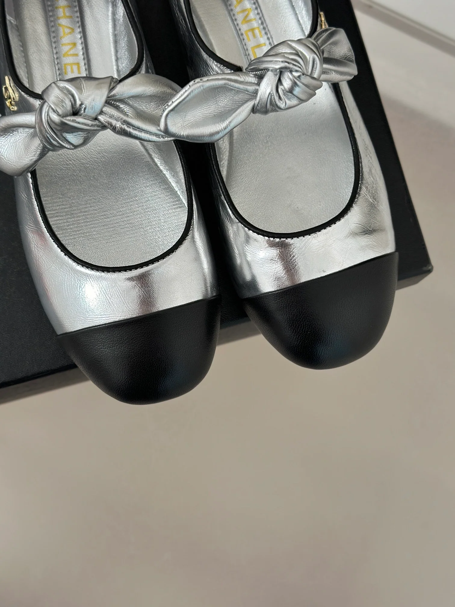 Балетки Chanel 2024 Ribbon Ballet Flats - серебристые