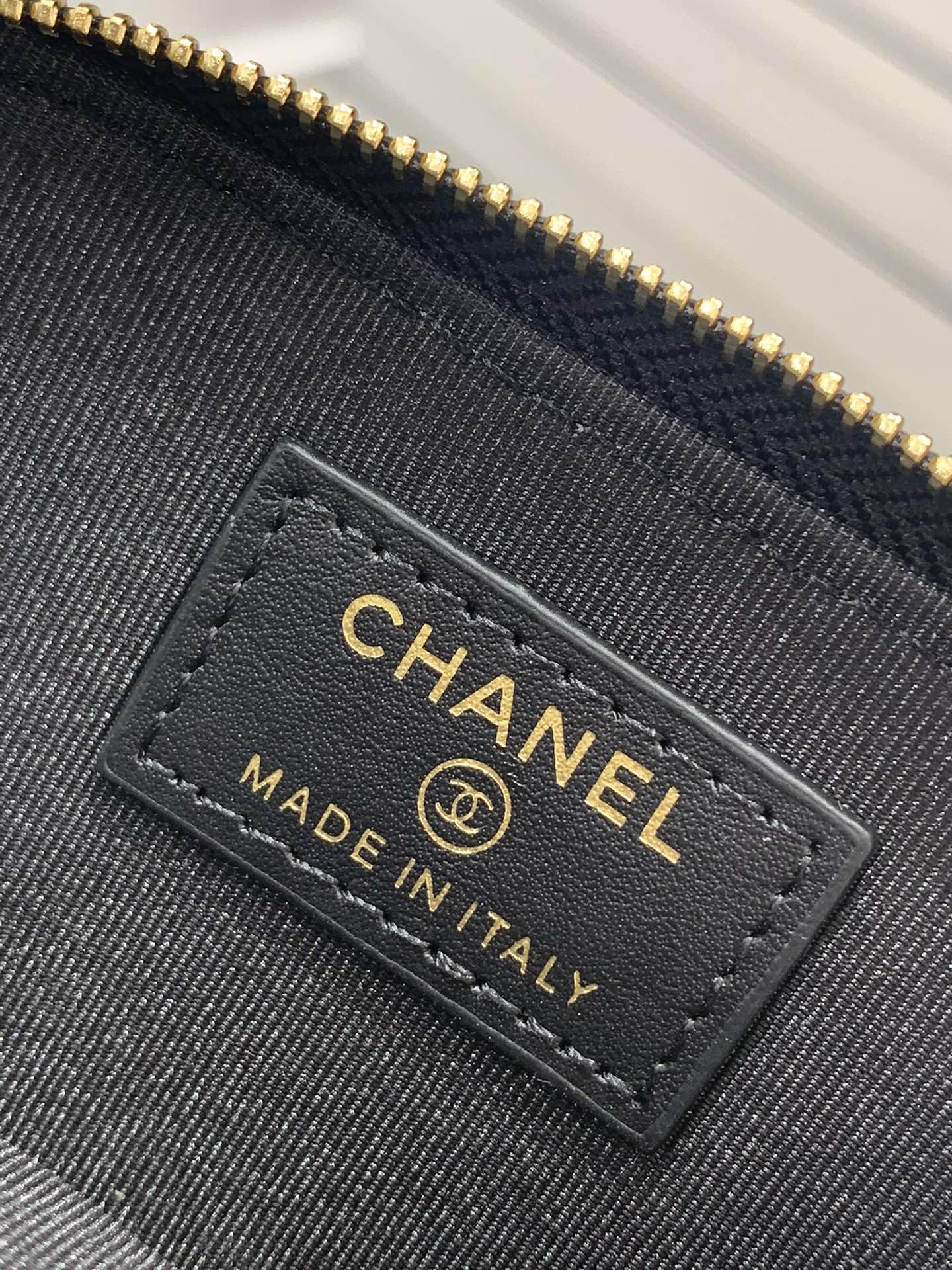 Монетоприемник Chanel 22S с бриллиантовой пряжкой - черный