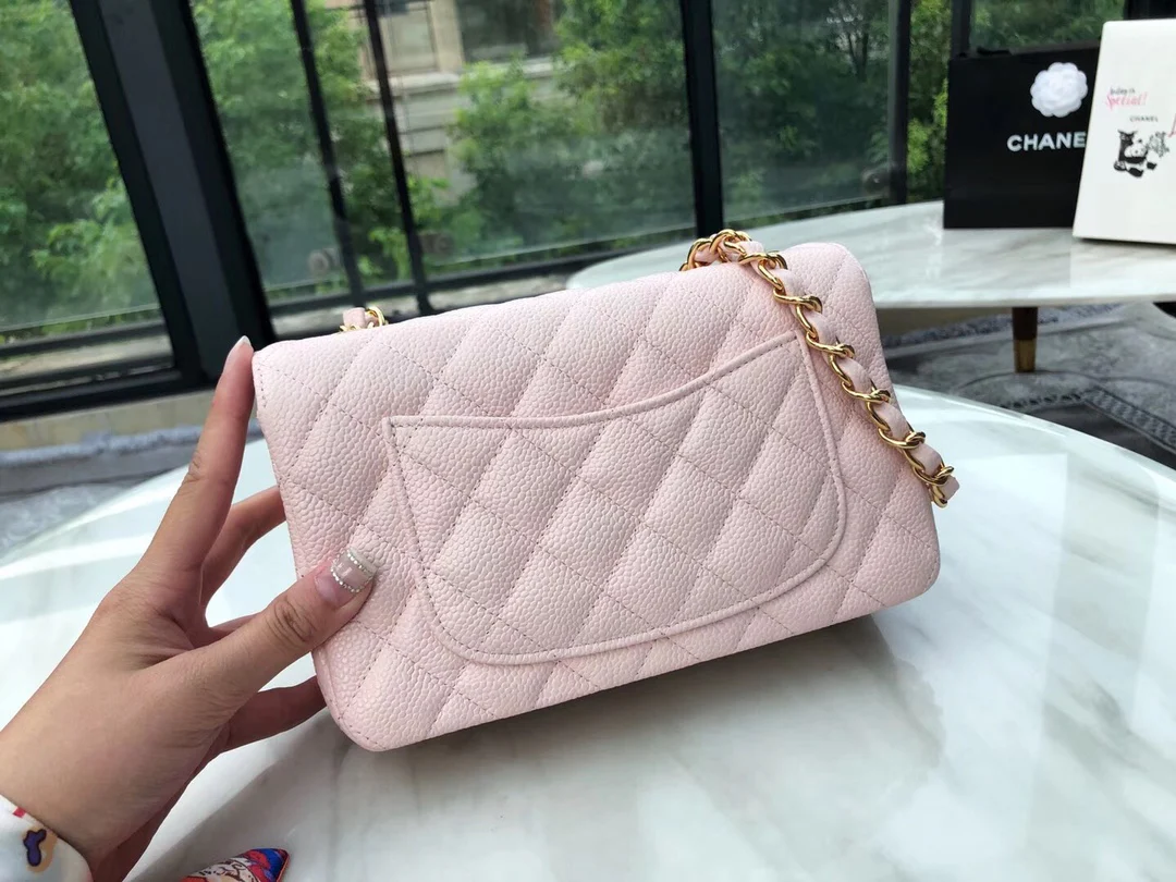 Сумка Chanel Caviar CF — кокетливый розовый цвет с золотой фурнитурой — 20 см