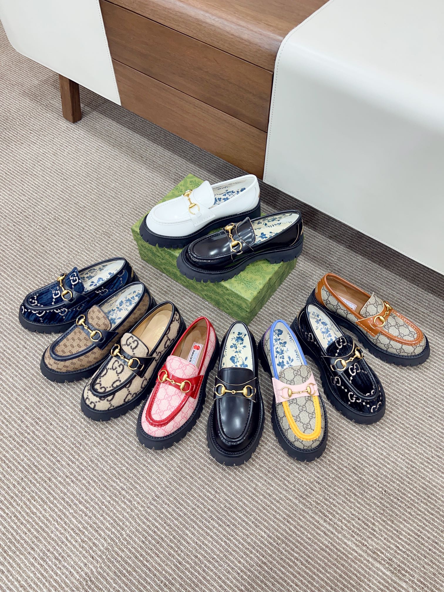 Новые поступления коллекции Gucci осень/зима 2023 — Лоферы — Цветовая гамма