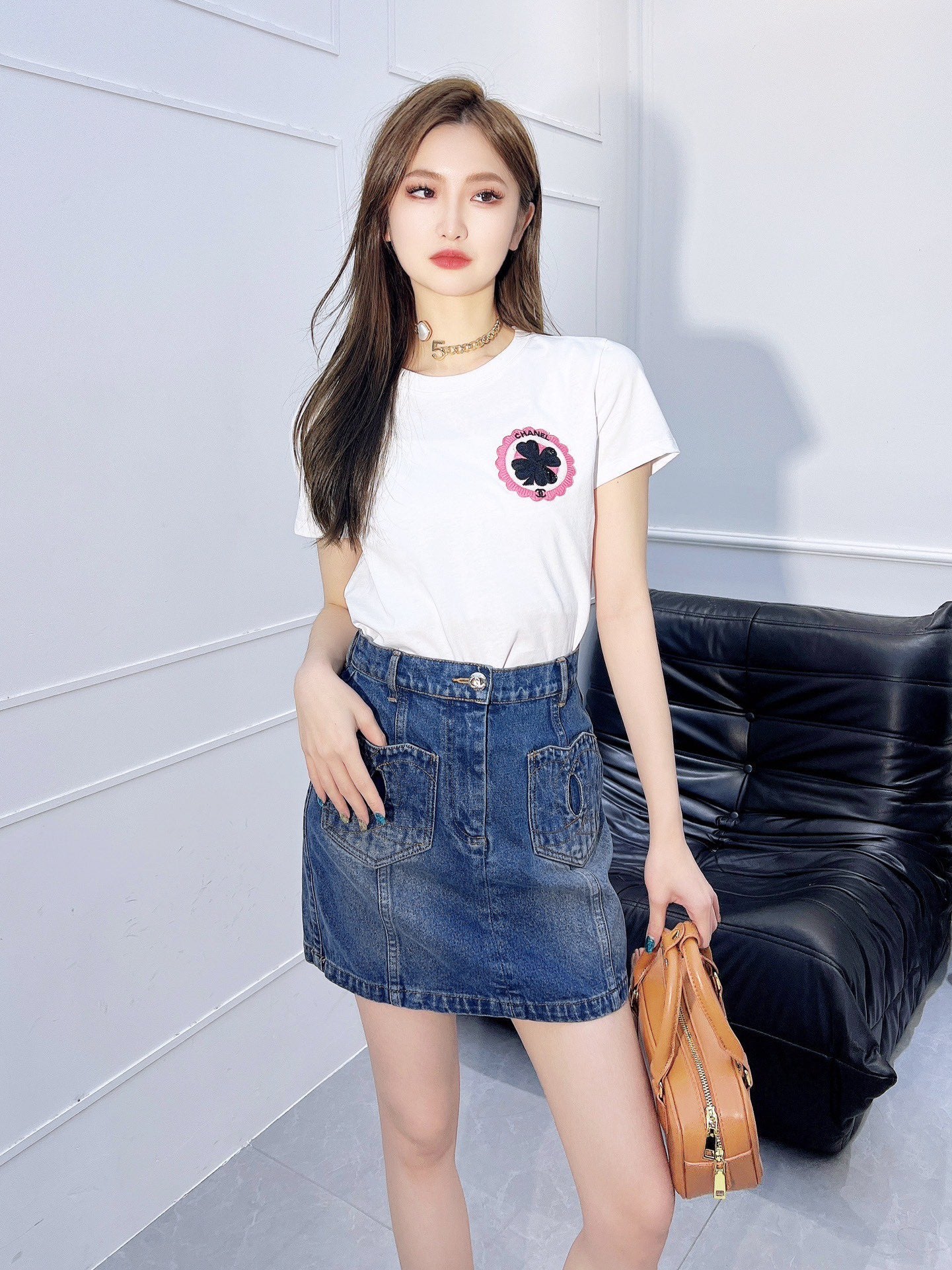 Футболка Chanel 2403 с вышитым четырехлистным клевером и круглым вырезом, с короткими рукавами - белая.