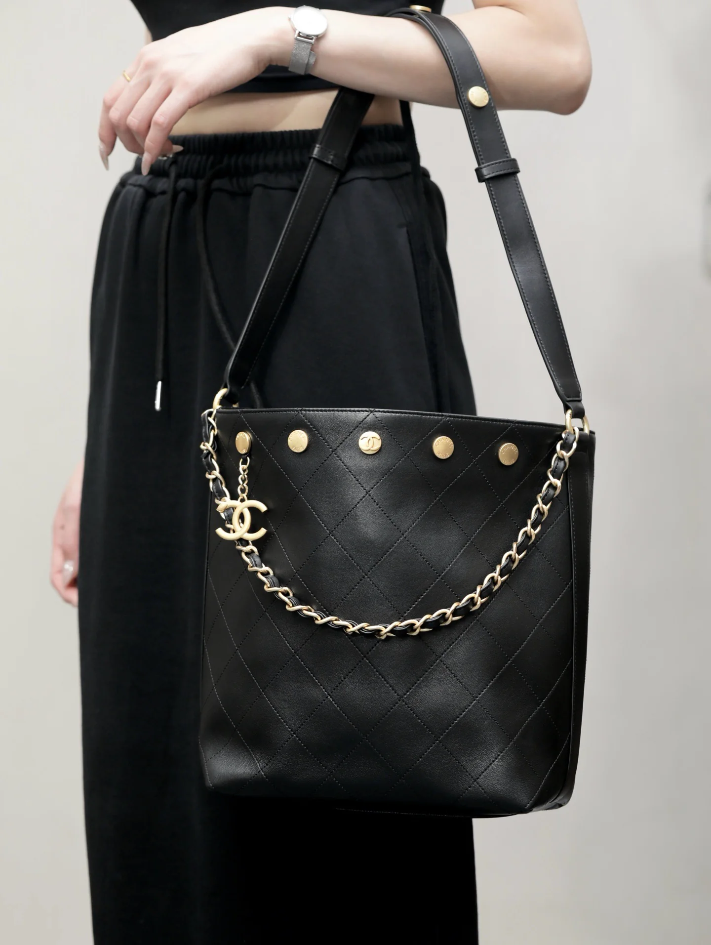 Сумка Chanel в стиле хиппи с золотой монетой 25 пенсов — черно-золотая.