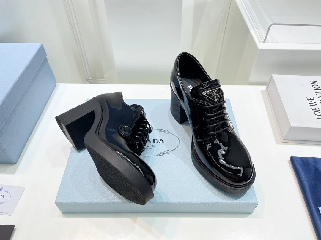 Новинка сезона весна/лето 2022 от Prada: туфли-афро на массивном каблуке со шнуровкой.